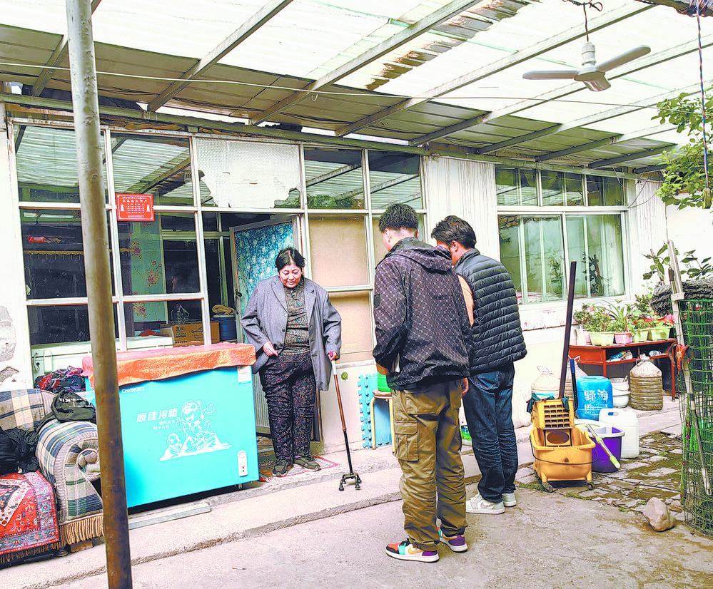 哈爾蓋民政辦工作人員“入戶打卡”。本報記者 牛玉嬌 攝