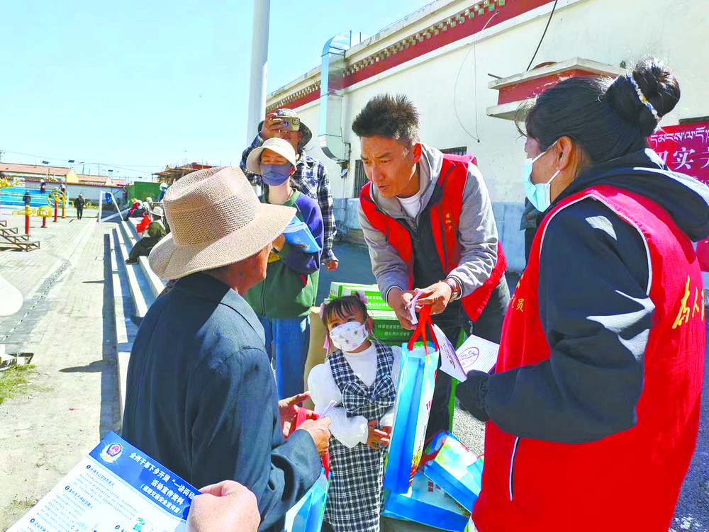 哈爾蓋民政辦干事為群眾宣講政策。哈爾蓋民政辦供圖