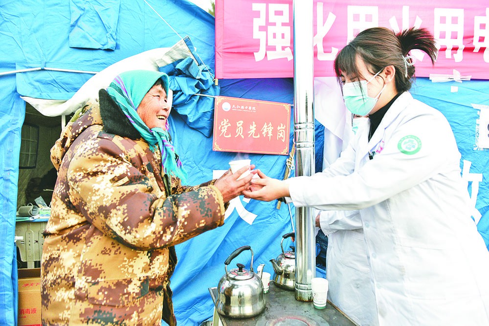 把黨和政府的溫暖送到受災群眾的心坎上——青海省全面開展抗震救災工作