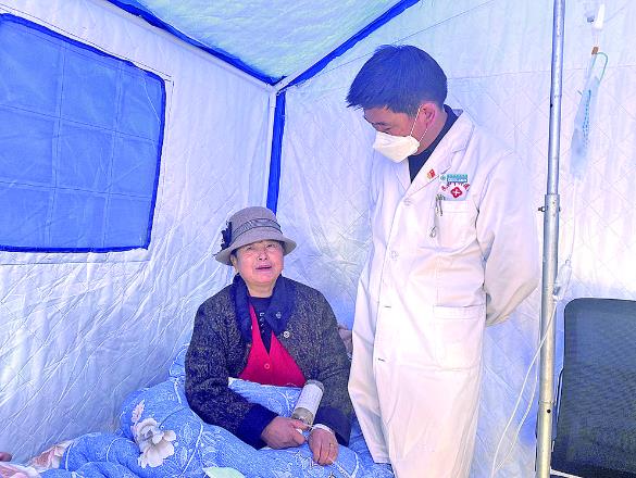 【眾志成城 抗震救災】“帳篷醫院”里的守護