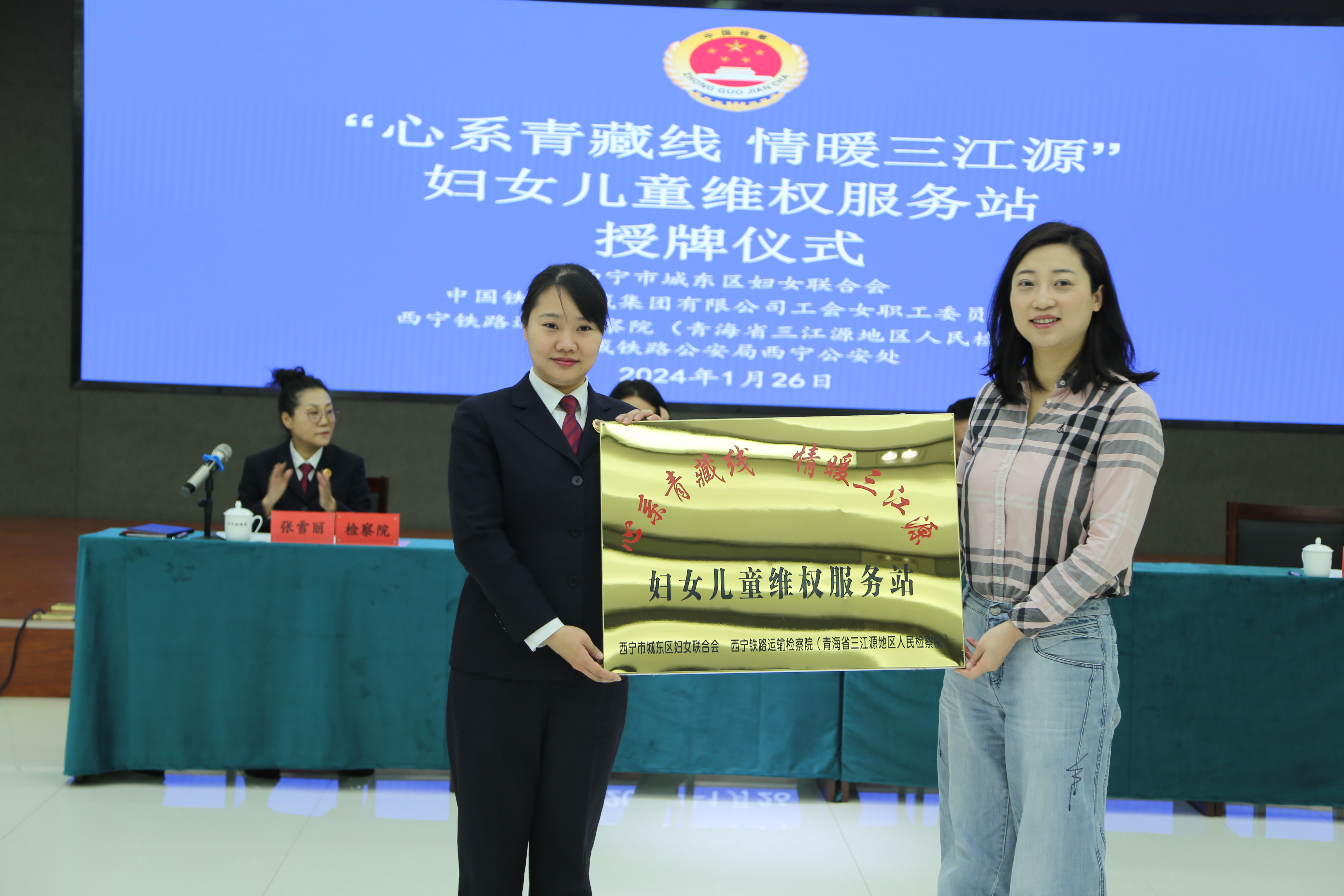 �ຣʡ�ׂ�(g��)����(w��)�F·�ÿ͵ċDŮ��ͯ�S��(qu��n)����(w��)վ����