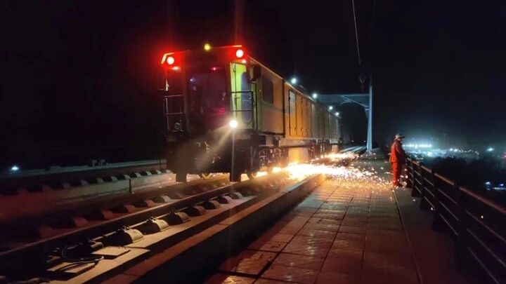 夜訪鐵路鋼軌“塑型師”