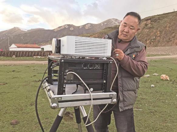 青海果洛:35年,他把電影送到草原深處