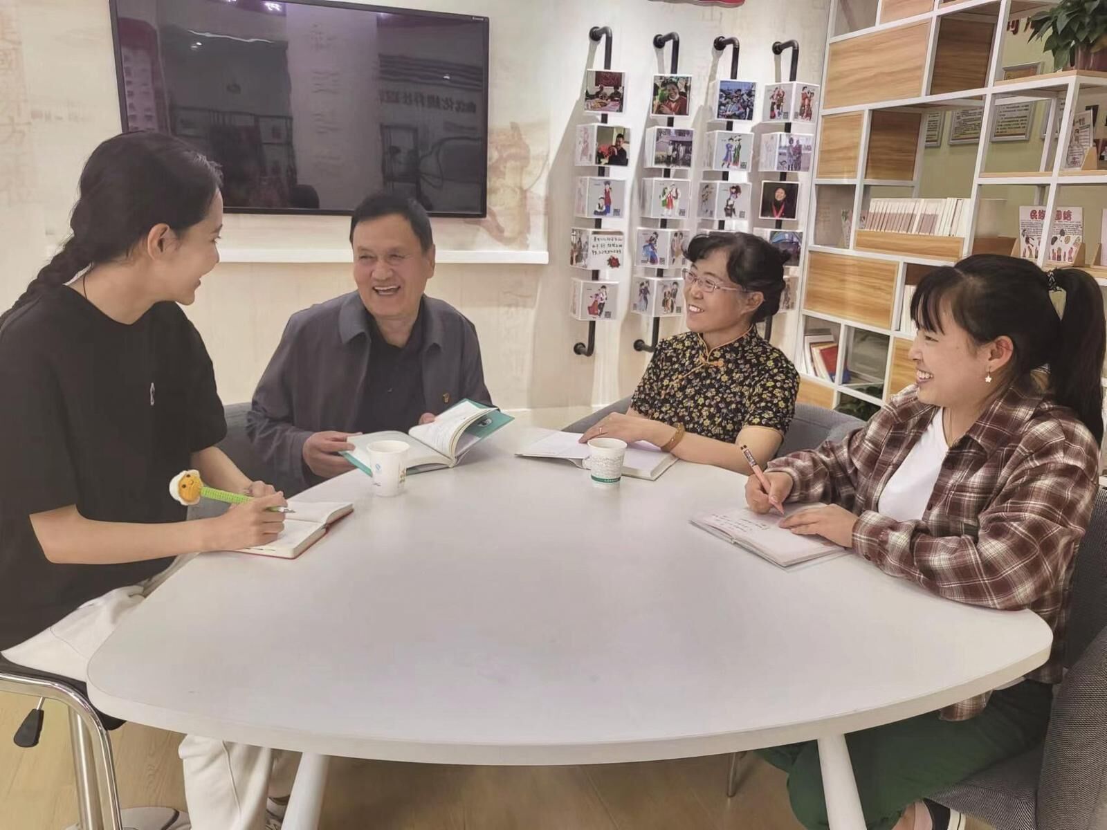 ���T�ι�ͬ�w ���Aһ���H����ÿ��(g��)�˶���һ�w���F��ʯ���ѡ�