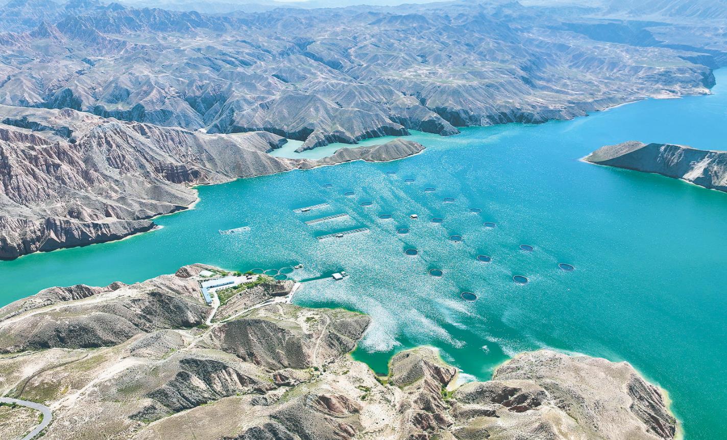 青海海南:翠綠綢帶繞峽谷 峭壁如屏展雄姿