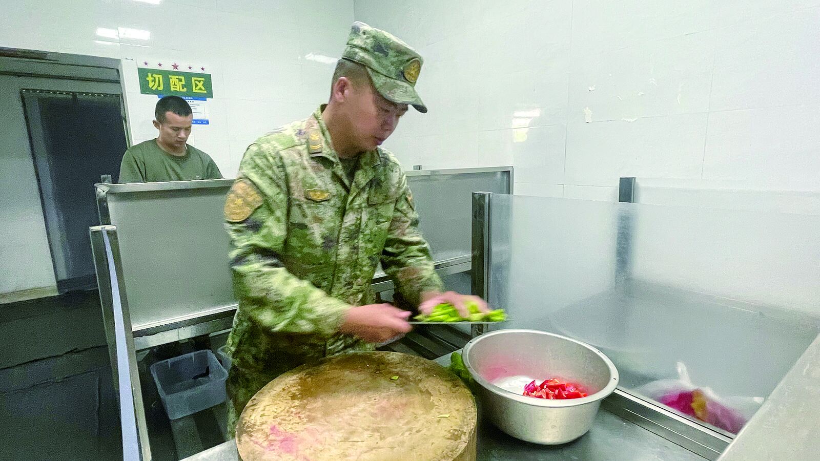 【再走青藏線——傳承弘揚(yáng)“兩路”精神】舞動“鍋碗瓢盆” 自有軍人擔(dān)當(dāng)
