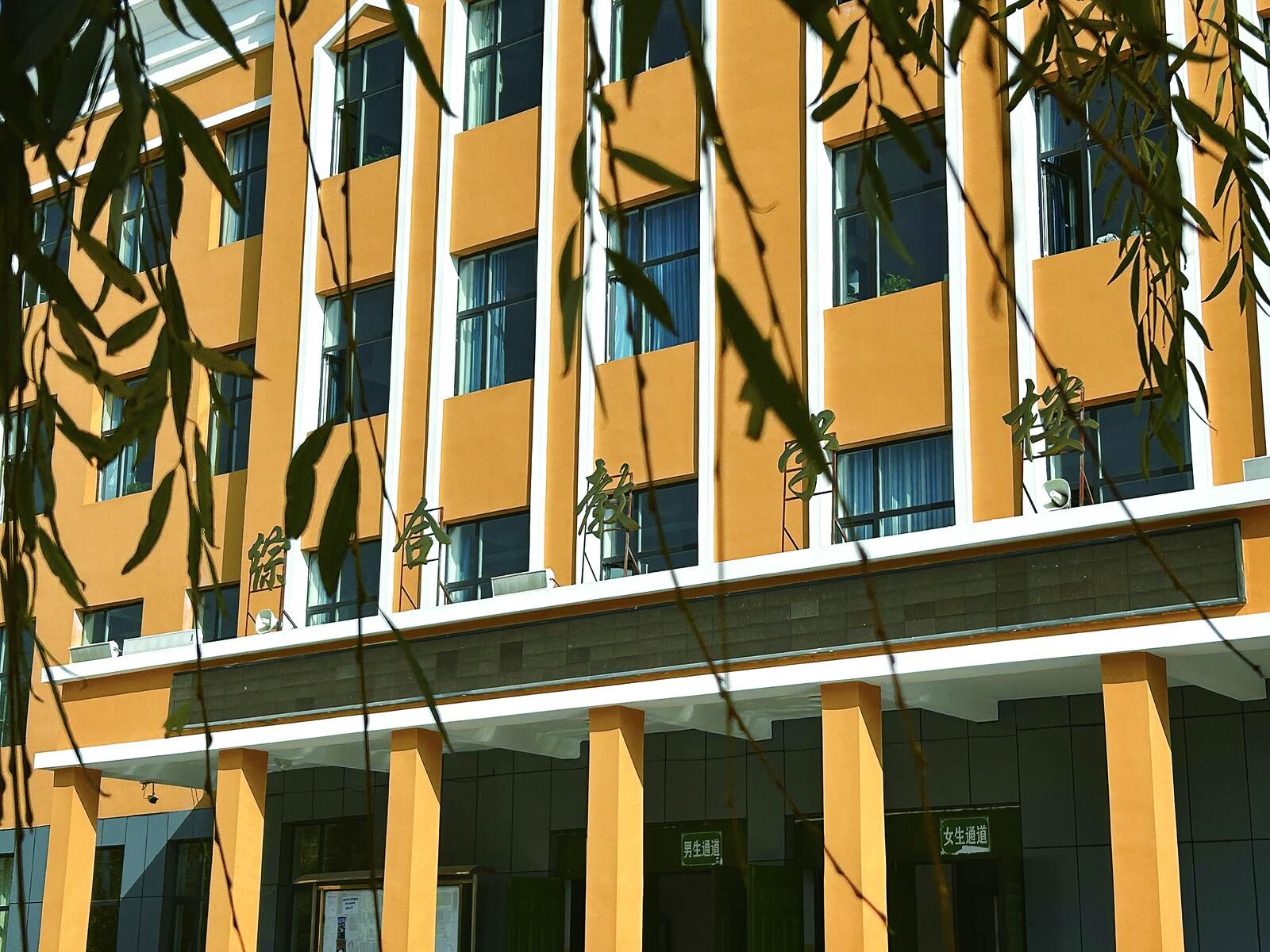 ����ӛ���� ���ɺV�С�һ�uһ�߽Ժ���