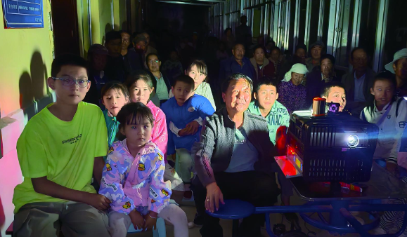 ���T�ι�ͬ�w ���Aһ���H��46�d��Ӱ����(m��ng) �����ຣ����F(tu��n)�Y(ji��)�M(j��n)���������Eϵ�Ј�(b��o)��֮��ʮ