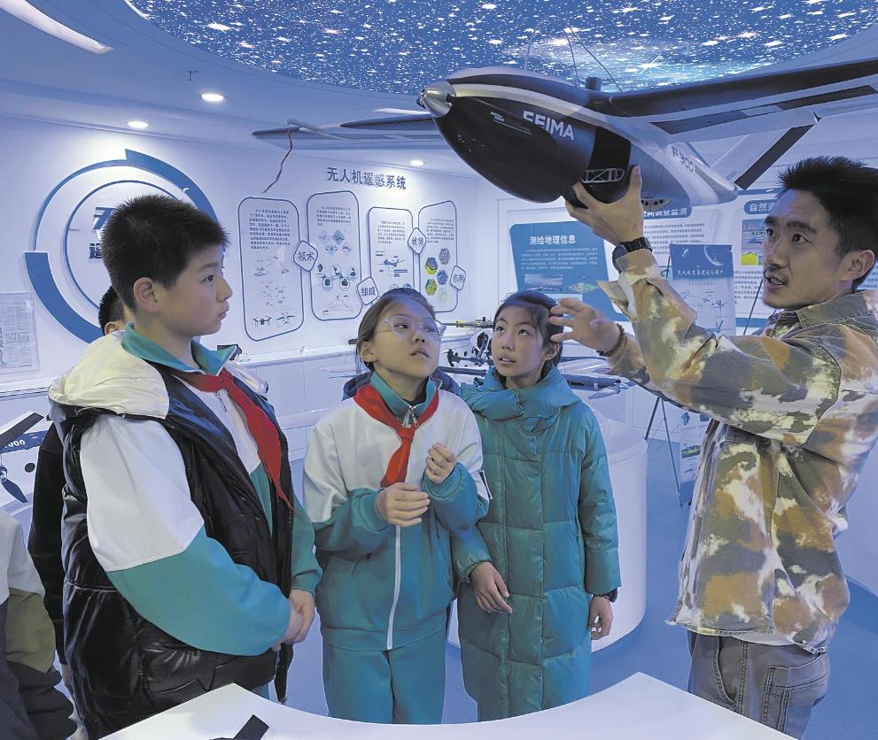 傳播航天知識 點燃“飛天”夢想