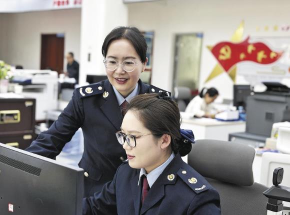 【中國夢·勞動美——凝心鑄魂跟黨走 團結奮斗新征程】稅徽閃耀雪域 丹心映照初心——記國家稅務總局門源回族自治縣稅務局征收管理股股長包玉芬