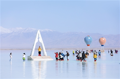 “五一”假期前三天6.8萬(wàn)人暢游茶卡鹽湖