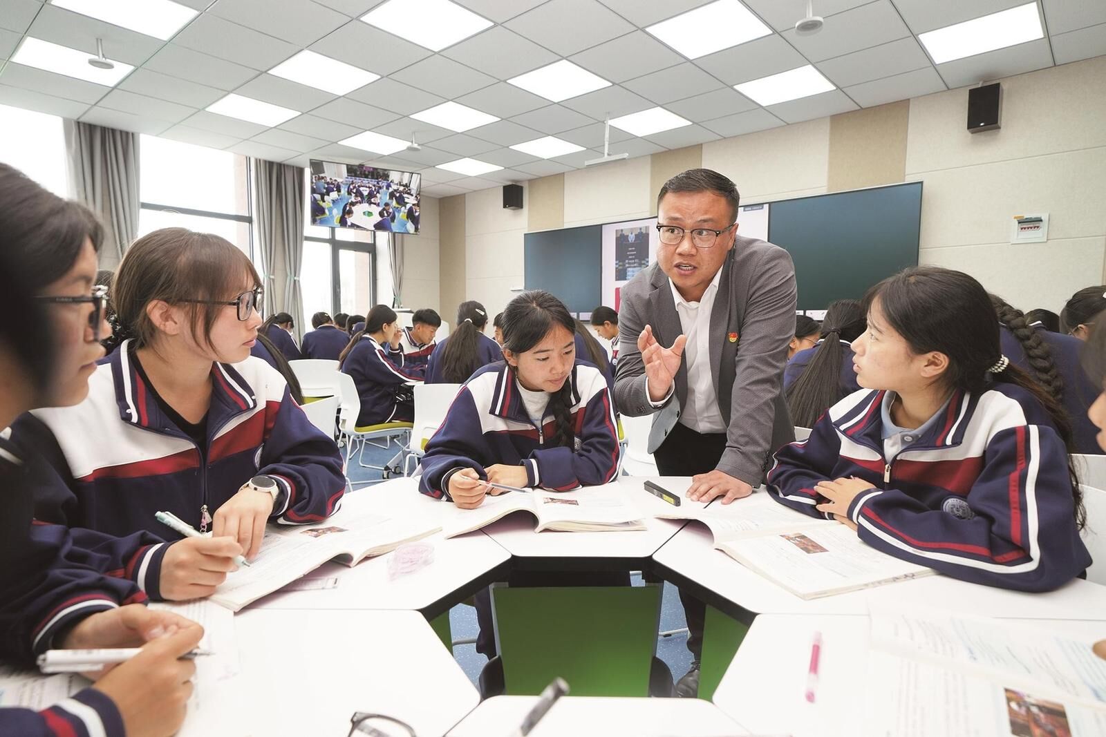 【堅定信心 實干爭先 深入學習貫徹習近平總書記考察青海重要講話精神】果洛西寧民族中學的喜事