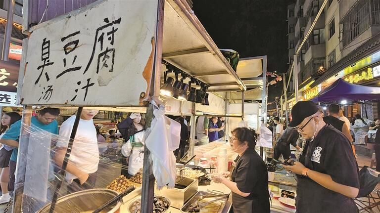 夜市飄香的母子臭豆腐攤