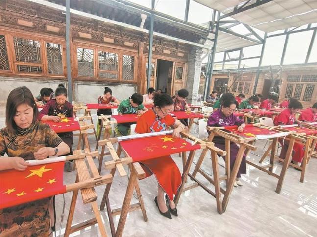 【感黨恩 聽黨話 跟黨走·和諧青海行】針線穿梭間,青繡與抗戰老兵的閱兵之約