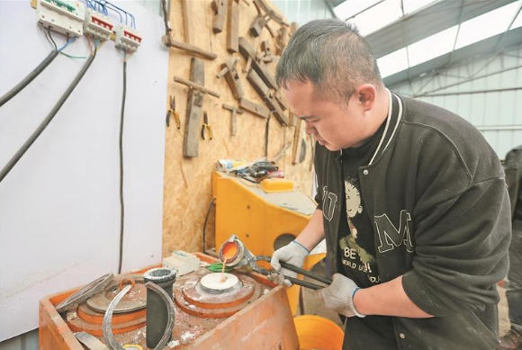 【家住黃河源】藏式銀器“守藝人”