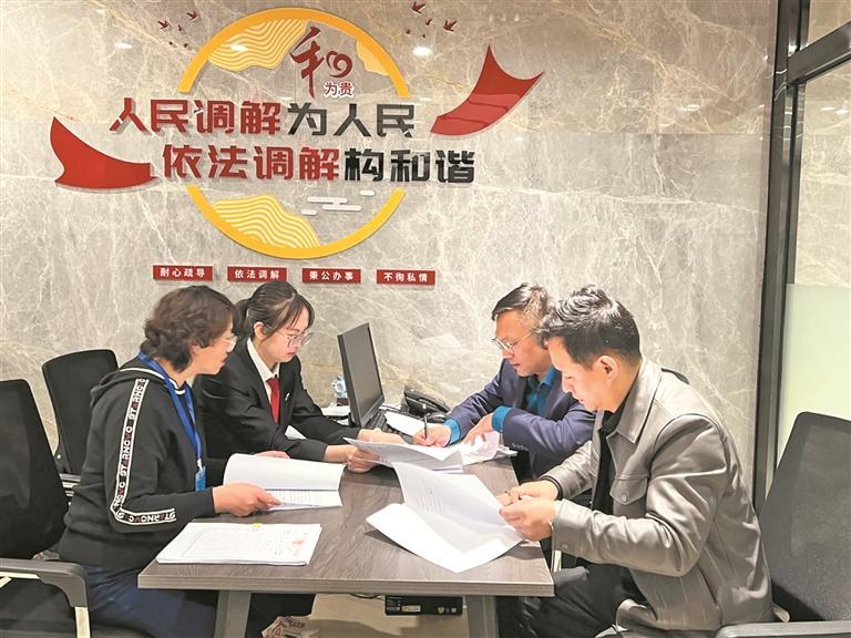 ���x�͡�ʮ���塱 �ĸ��V��ƪ��ƽ������䁾ʹ����ຣ�Ҹ���ɫ�����ຣ��ʮ���塱�lչ�ɾ�Ѳ�Y֮��