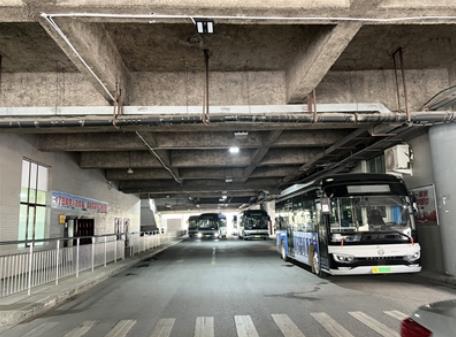 青海西寧市:66盞照明燈“上崗”,公交樞紐站亮堂了