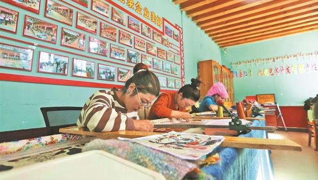 【家住黃河源】父女執(zhí)線共織藏繡夢(mèng)